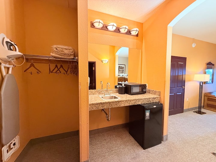 Condo Studio+free Waterpark Passes! | River View - Wisconsin Dells, WI