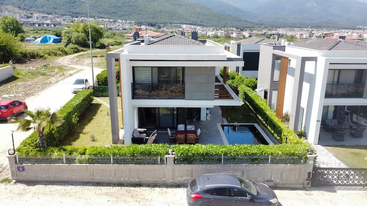 Kuşadası Güzelçamlı 4+1 ÖZel Havuzlu Köşe Vi̇lla - Davutlar