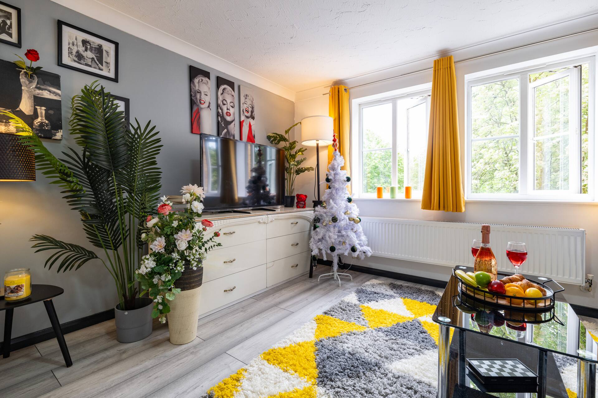 Milton Keynes 6beds sleep10 contractor family holiday free parking free wifi close to Pure GYM Costc