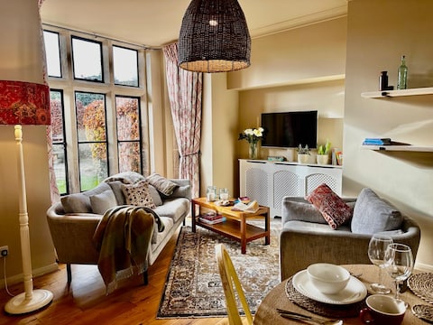 Top Airbnb: Adorable School House Cottage quiet & dog friendly in Stow On The Wold