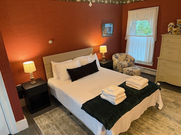 Sunflower House - The Autumn Room - Cooperstown, NY