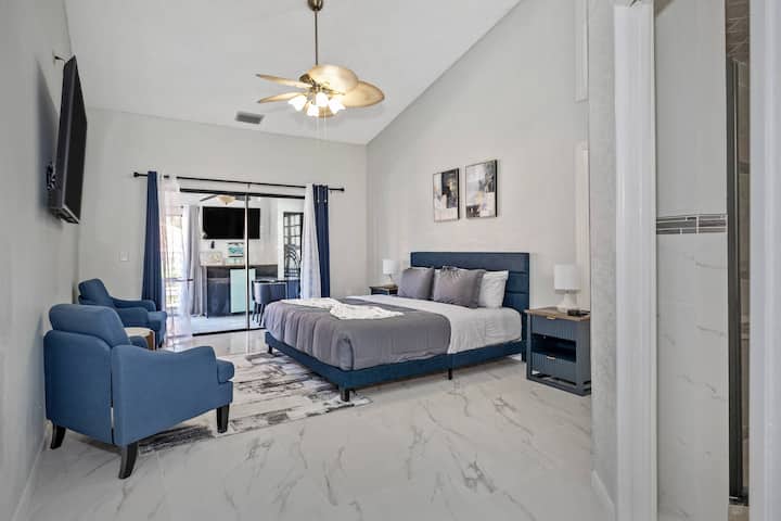 Chambre principale avec très grand lit
