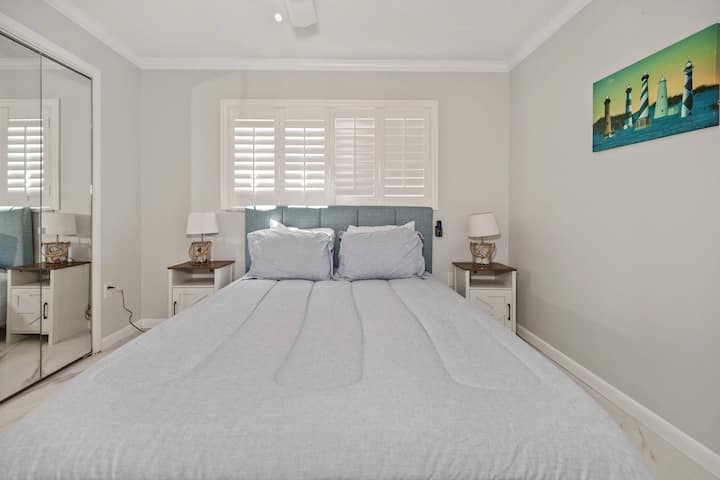Chambre d'invités n° 2 avec grand lit et téléviseur