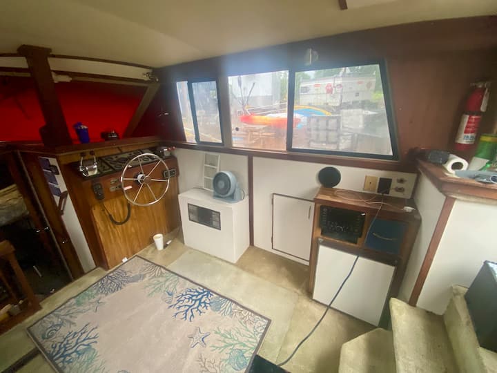 Retro Boat Stay On A 30’ Carver - Ocean Springs, MS