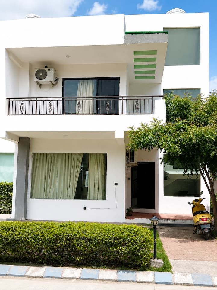 Modern White Villa | Prime Vrindavan Location - ブリンダーバン