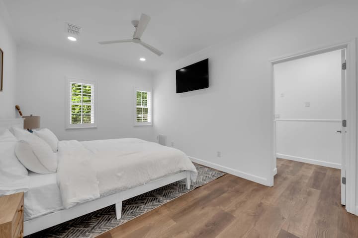 Habitación principal: cama king, televisor y baño privado