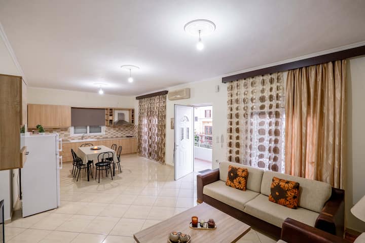 Central Apartment For  8 - Great Location - Ksamil