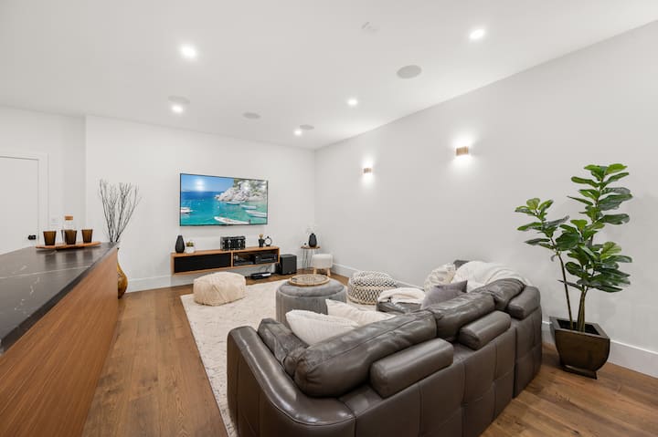 Modern Luxe Home | Gym, Games & Pool Table Suite! - Coquitlam