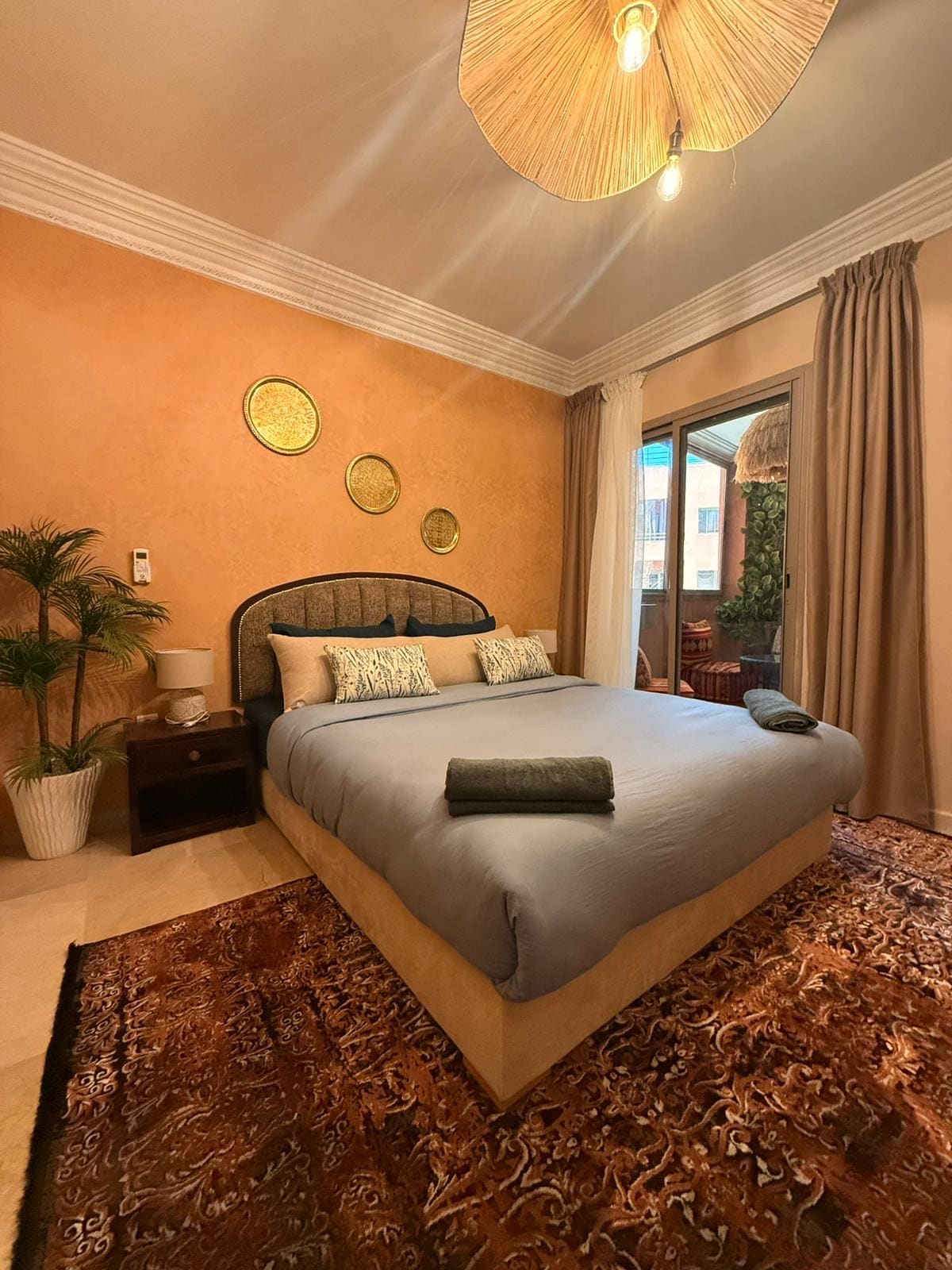 Balcon ensoleillé du studio à Marrakech, idéal pour la détente avec vue sur la ville.