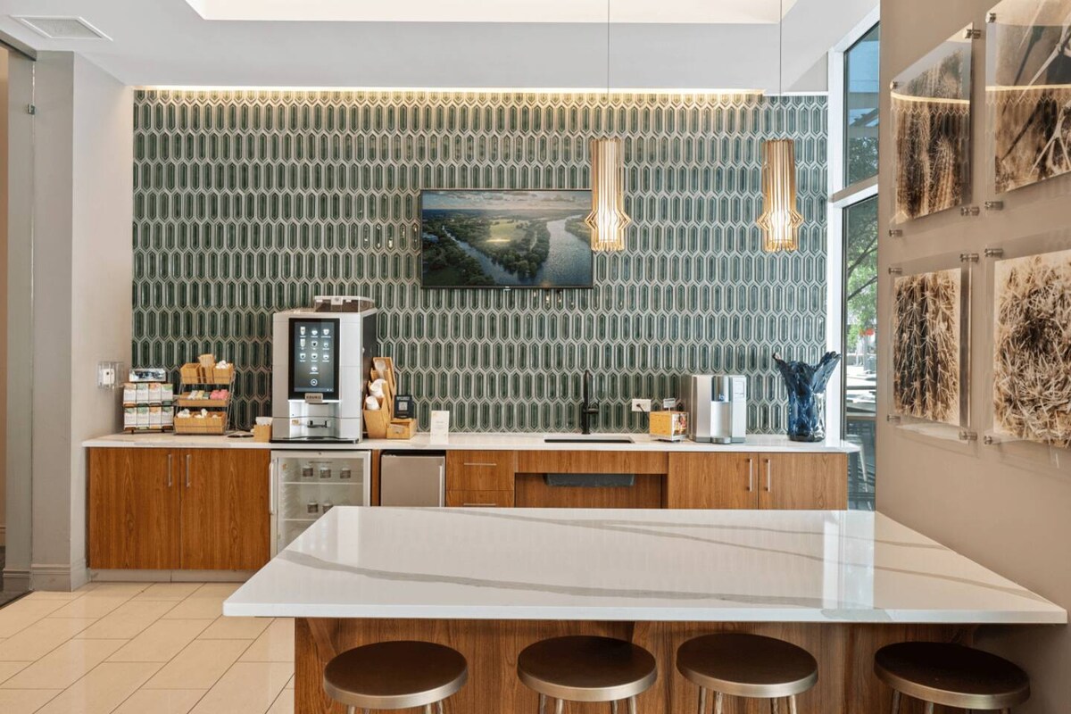 Downtown | Luxury Studio Apt. | Pool | Gym | Great