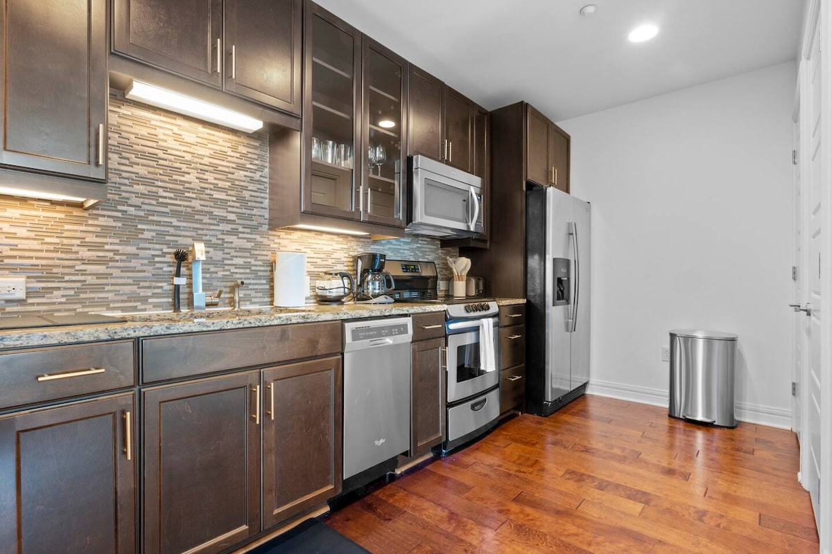 Downtown | Luxury Studio Apt. | Pool | Gym | Great