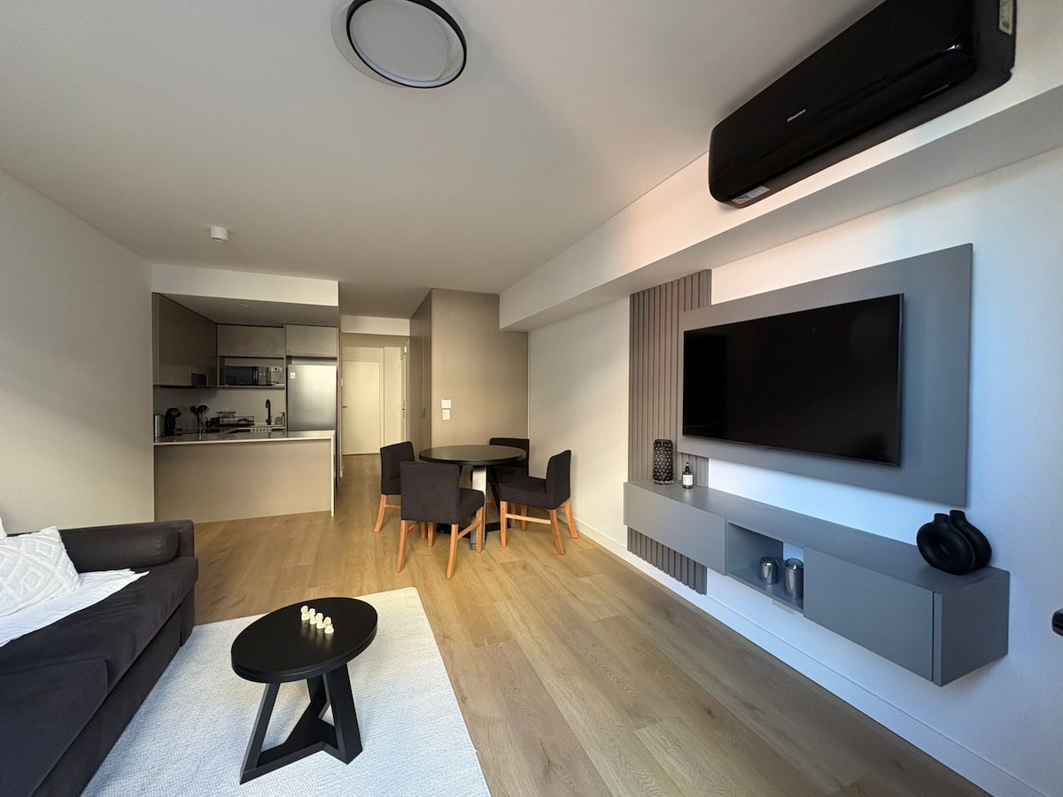 1 dormitorio con balcón privado