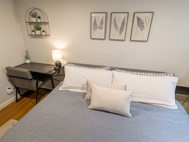West Side 2br Suite | 10 Min Walk To Skytrain - Vancouver