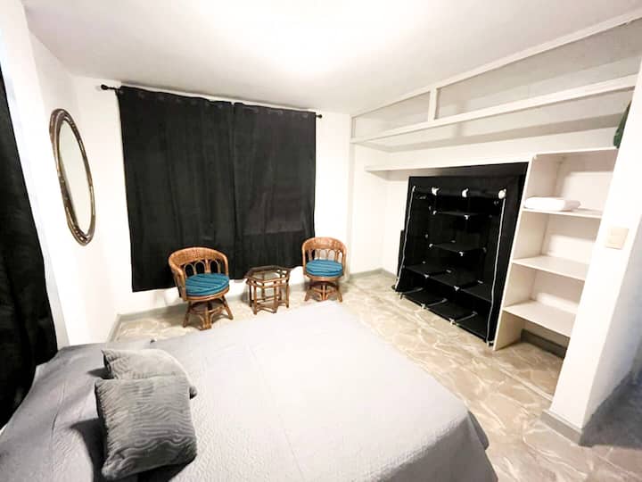 Cama tamaño queen, aire acondicionado (frío/calor) con sistema mini-split, cortinas opacas
