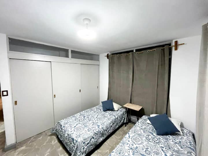 habitación con 3 camas individuales, clima tipo minisplit frio caliente , guardaropa amplio