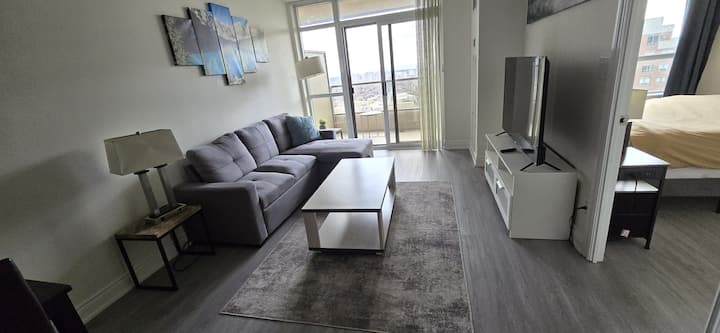 Sleek 2br Stay Near Square One & Downtown - Mississauga