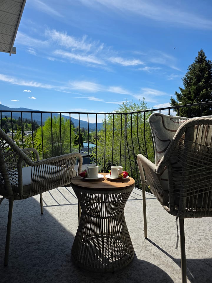 Peaceful Lake View Retreat Pet Friendly - Vernon, BC, Canada