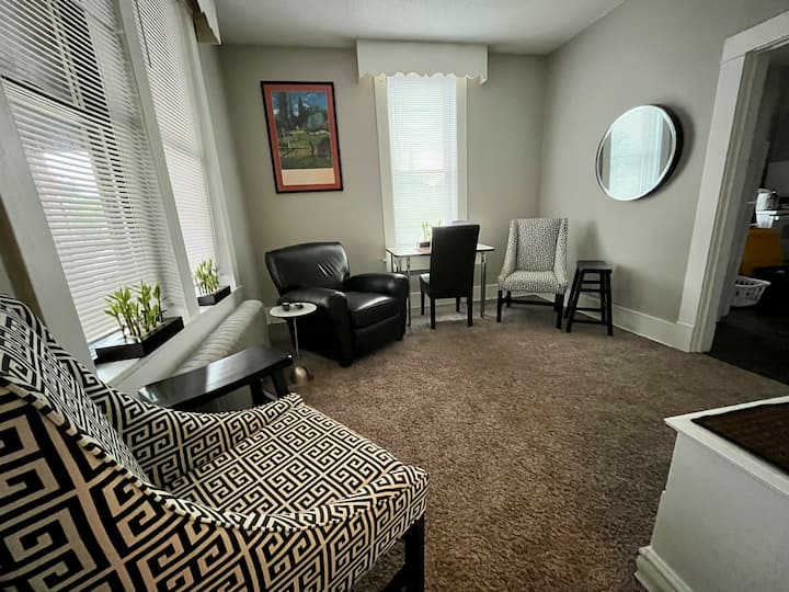 2-br Apartment Historic Parkville - Parkville, MO