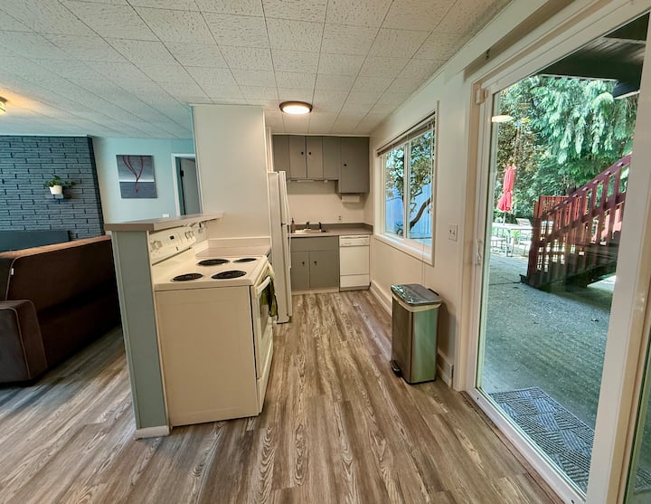 Private Suite: Full Kitchen &10 M To Seattle Rail - Lynnwood, WA