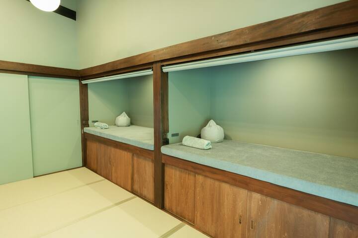 Renovamos el armario y lo convertimos en un sofá cama.