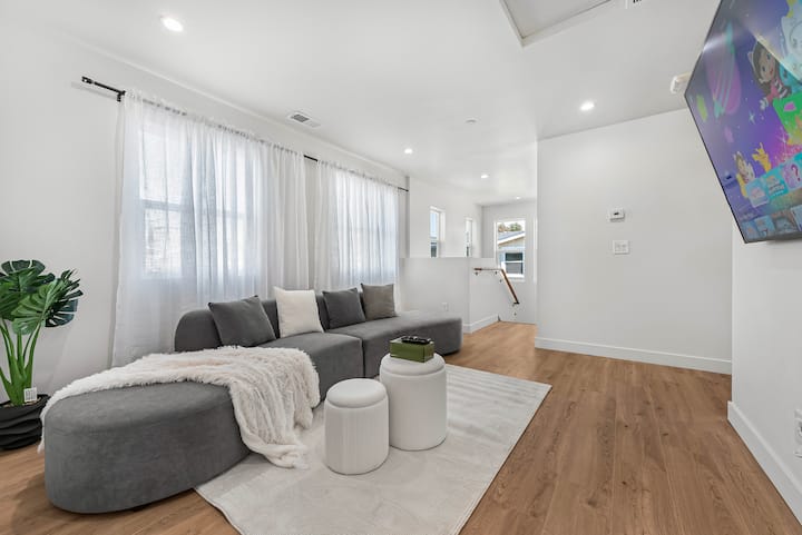 Spacious 6-br Home In Hayward With A/c &Parking - Hayward, CA