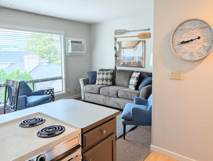 Happy Place Retreat · Top Floor | Steps To Lake - Chelan, WA