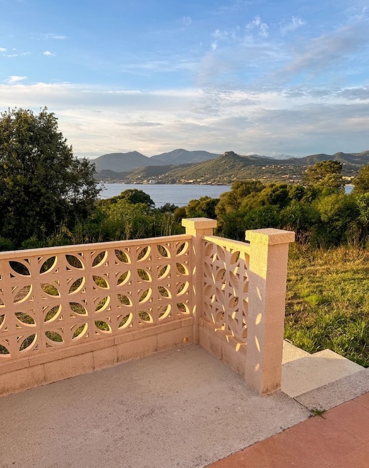 Magnifique F2 Dans Une Maison Bord De Mer. - Calcatoggio