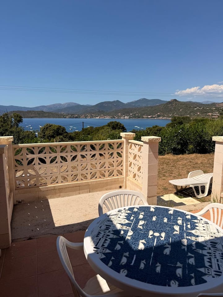 Magnifique F2 Dans Une Maison Bord De Mer. - Calcatoggio