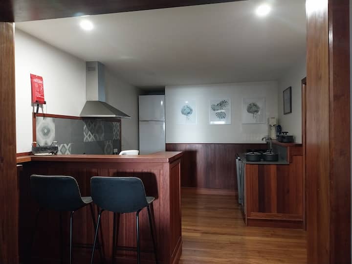 Tyrolean Lakeside Apartment - Jindabyne