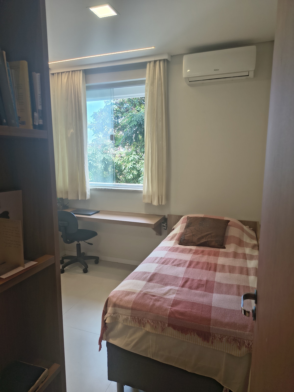Foto do anúncio de Quarto + Banheiro Privativo em Apartamento no Aldeota