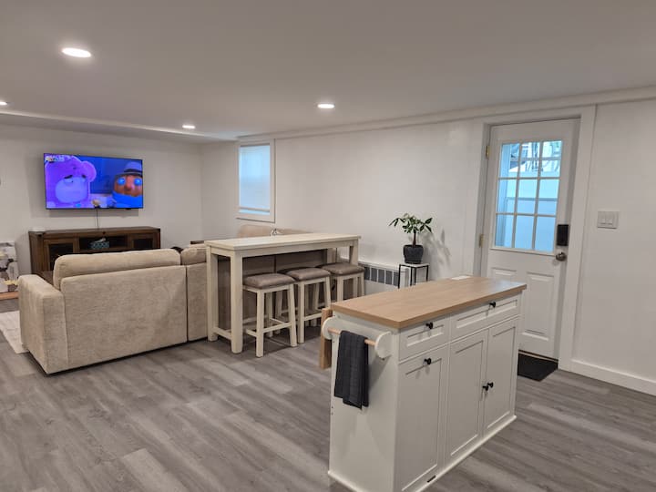 Cozy Modern Escape W/ Private Entrance - Huntington, NY