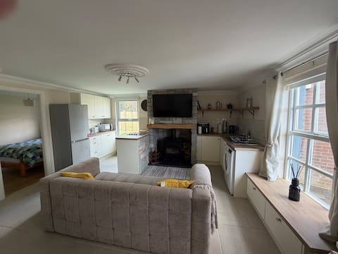 Popular Airbnb listing: Stylish 2 bedroom cottage 3 Miles from City Centre in Foyleside