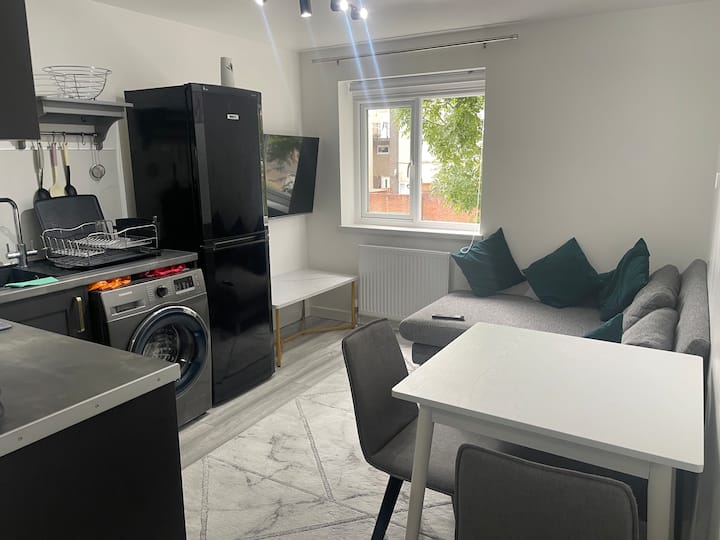 Two Bedroom Apartment 45 Minutes Train To City - Enfield