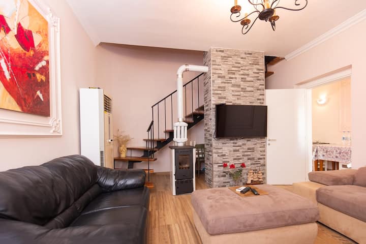 Red Villa
100 M From Beach
Free Parking - Golem