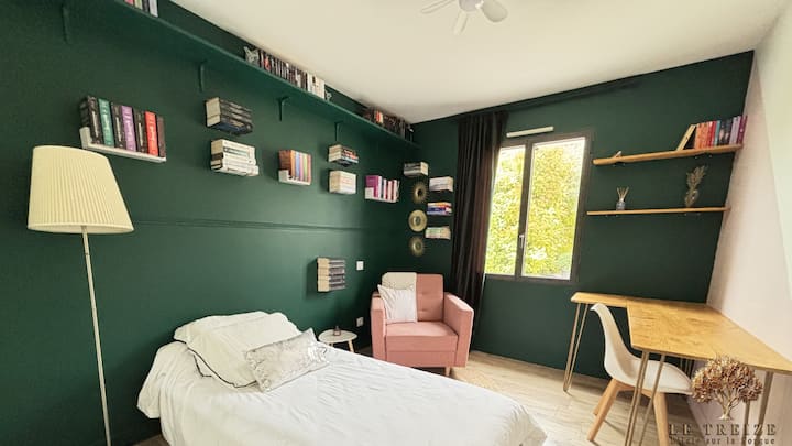 Quarto 4 com cama de solteiro, ventilador de teto, mesa de trabalho e guarda-roupa