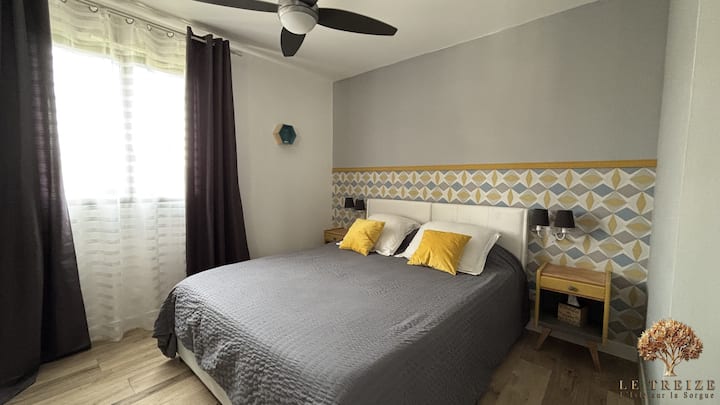 Suíte master com ar-condicionado (cama 160x200, closet e banheiro)