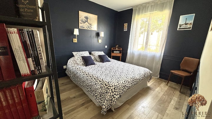 Quarto 2 com cama de casal de 160 x 200 cm, ventilador de teto e guarda-roupas