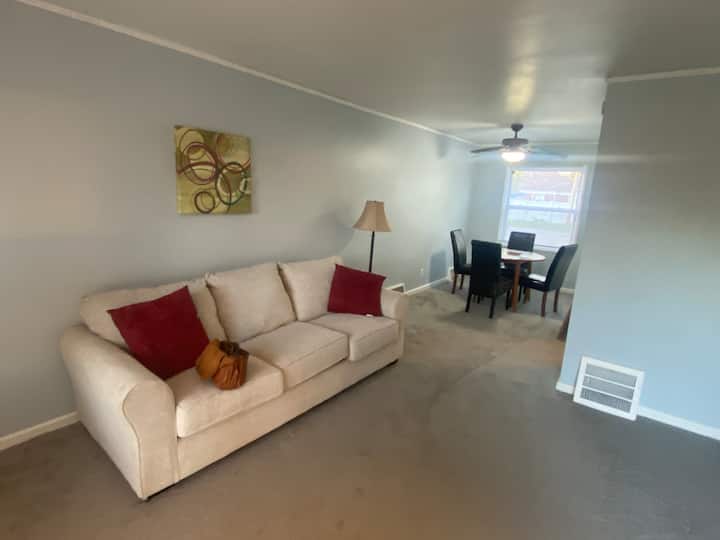 Cozy Retreat - Roseville, MI