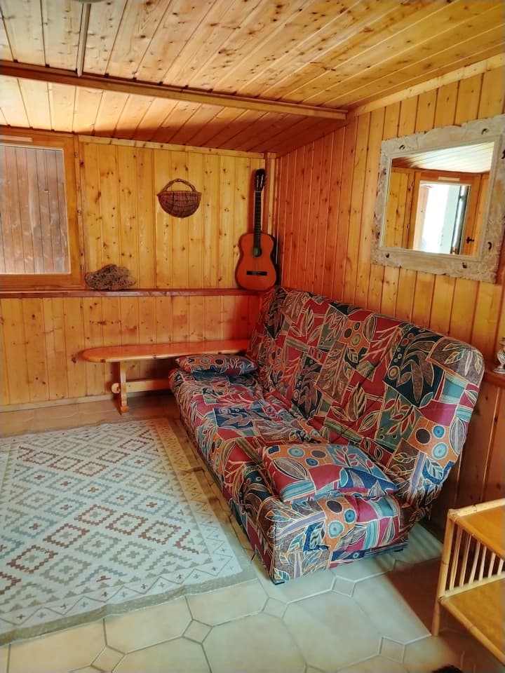 Bas De Chalet Avec Magnifique Jardin - Seyne