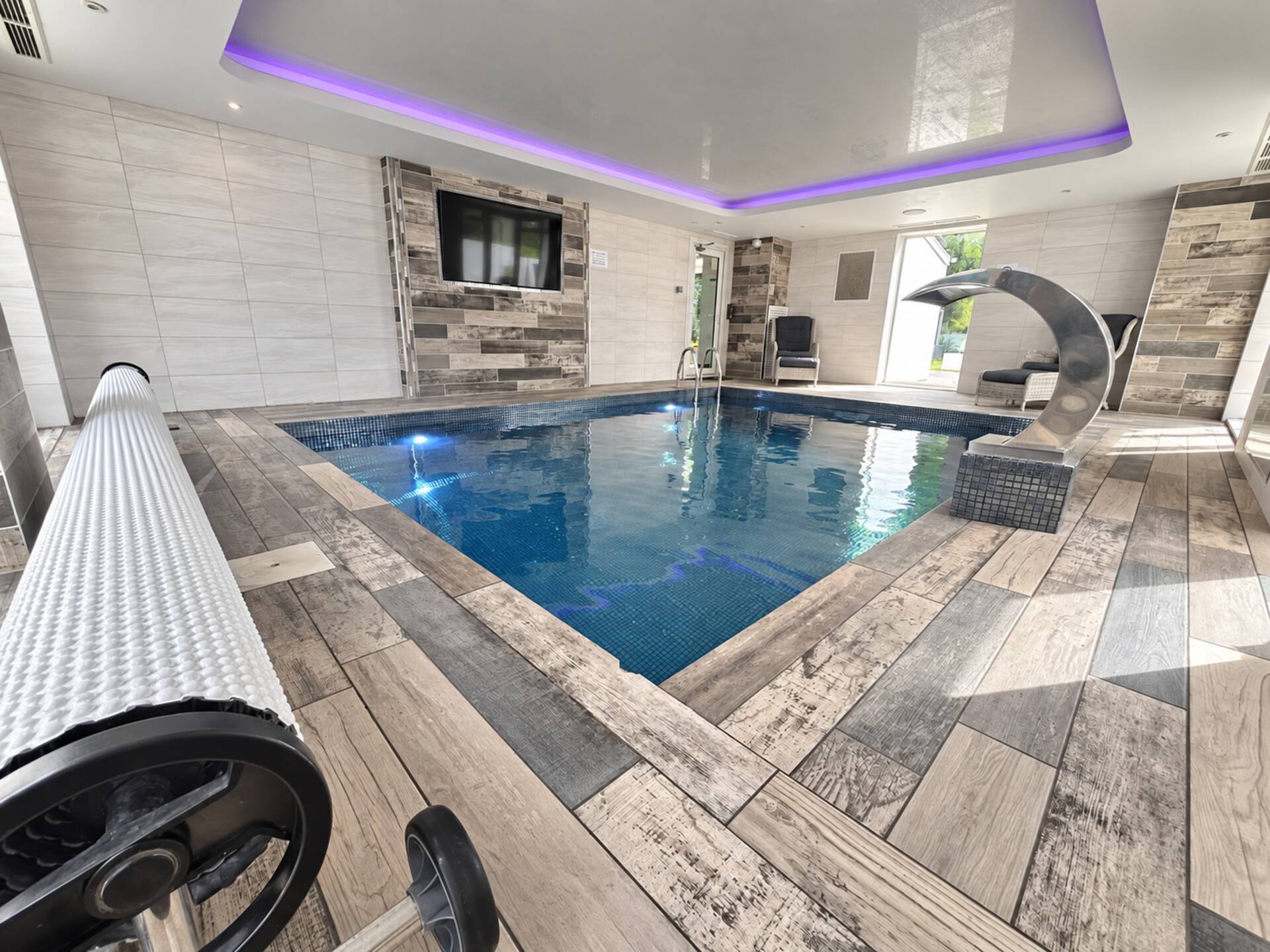 Indoor Pool, Cinema & Hot Tub Retreat