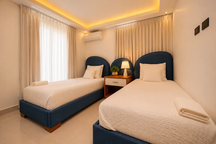 Habitación doble con dos camas cómodas, ideal para amigos o niños.