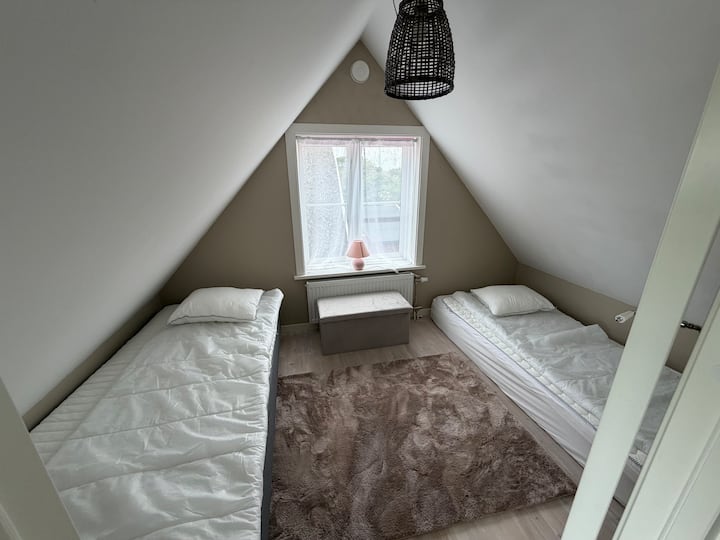 Sovrum tre på ovanvåningen med två stycken 90 cm breda sängar.