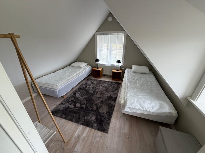 Sovrum två på ovanvåningen med två stycken 90 cm breda sängar och fönster med fin utsikt mot Skrea strand.