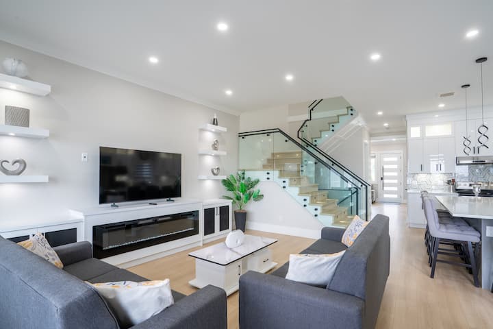 Luxurious Family Friendly House With Mountain View - Langley