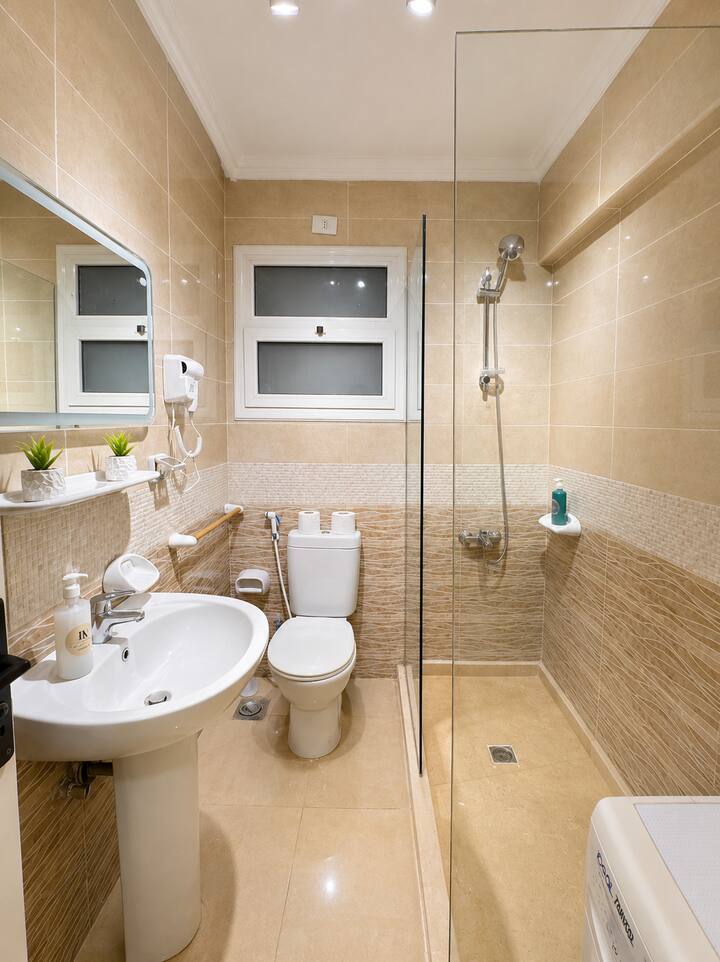 Cozy 1 BDR Apartment In Rehab City: Full bathroom