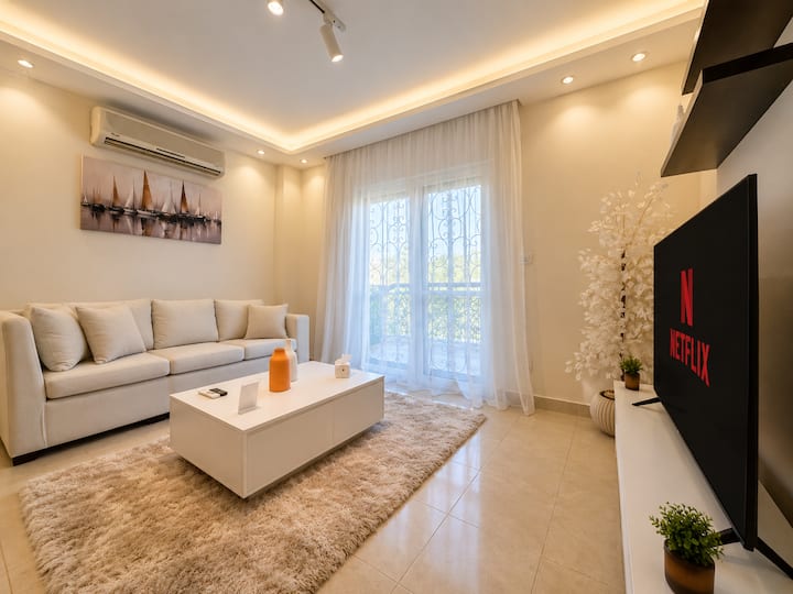 Cozy 1 BDR Apartment In Rehab City: Living room