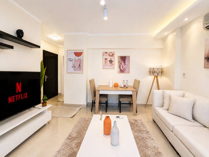 Cozy 1 BDR Apartment In Rehab City: Living room