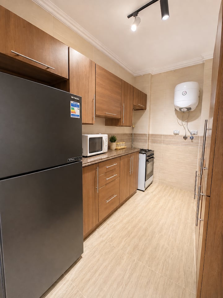 Cozy 1 BDR Apartment In Rehab City: Full kitchen