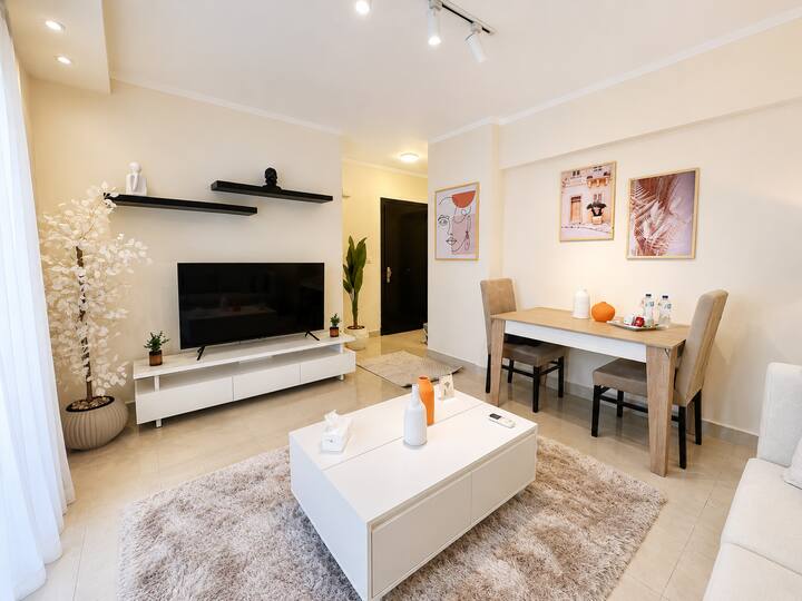 Cozy 1 BDR Apartment In Rehab City: Living room