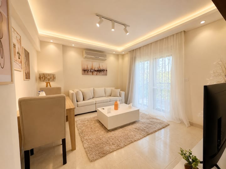 Cozy 1 BDR Apartment In Rehab City: Living room
